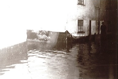 B144 0 19 Mill Road flooding c.1945